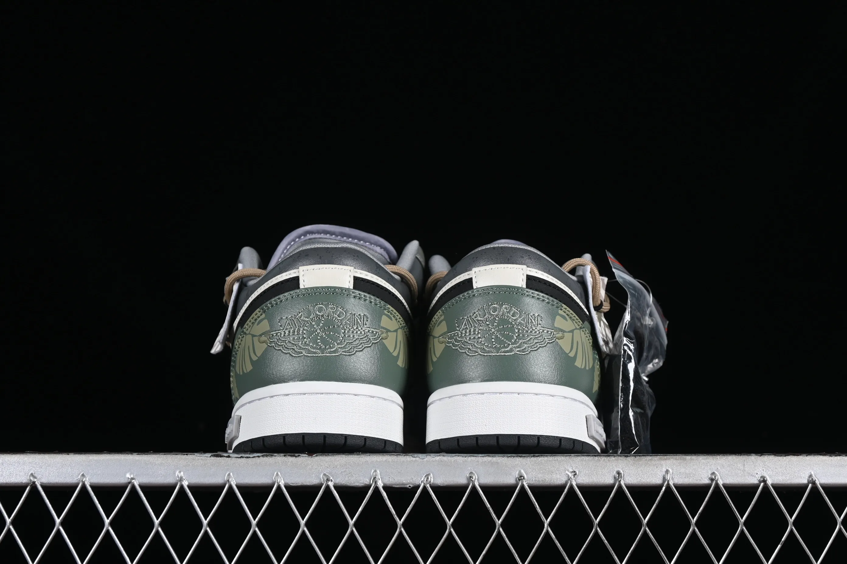 All categories Air Jordan Jordan series basketball shoes Air Jordan 1 Low High-end customized low-top sneakers Air Jordan 1 Low AJ1 Joe 1 customized model Panda Prank Jungle Crossing Green Field Floating Abyss Low-top cultural and casual sneakers 553558-040